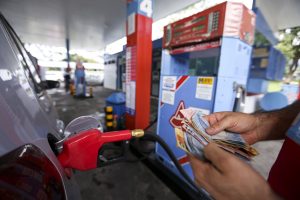Brasília - Posto de combustíveis do DF vende gasolina com preço quase 40% menor no Dia da Liberdade de Impostos ( Marcelo Camargo/Agência Brasil)