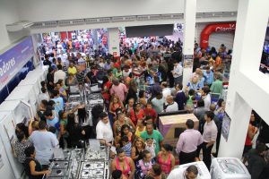 Consumidores em loja da Via Varejo